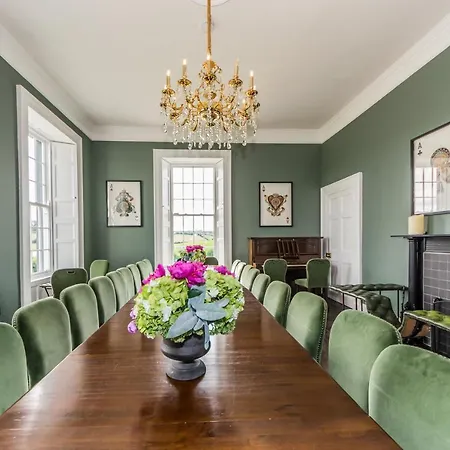 Ballywilliam House Kinsale,sleeps 32 Guests, 6 Bathrooms , 8 Minutes Drive To Town Vakantiehuis *