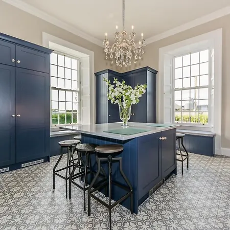 Ballywilliam House Kinsale,sleeps 32 Guests, 6 Bathrooms , 8 Minutes Drive To Town * 金塞尔