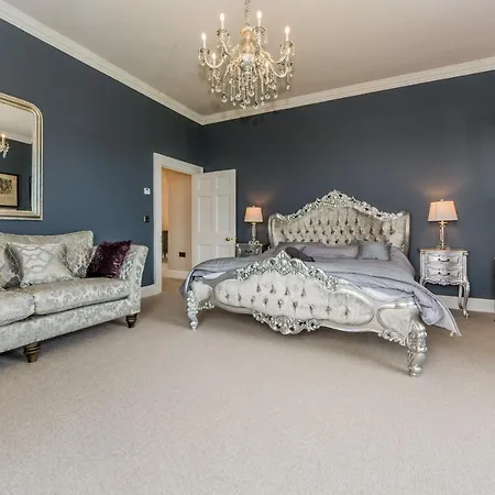 Ballywilliam House Kinsale,sleeps 32 Guests, 8 Mins To Town Hosted By Exquisite Homes بيت للعطل