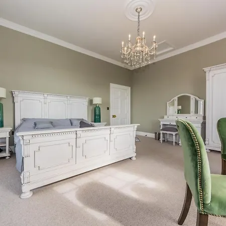 Ballywilliam House Kinsale,sleeps 32 Guests, 6 Bathrooms , 8 Minutes Drive To Town 金塞尔