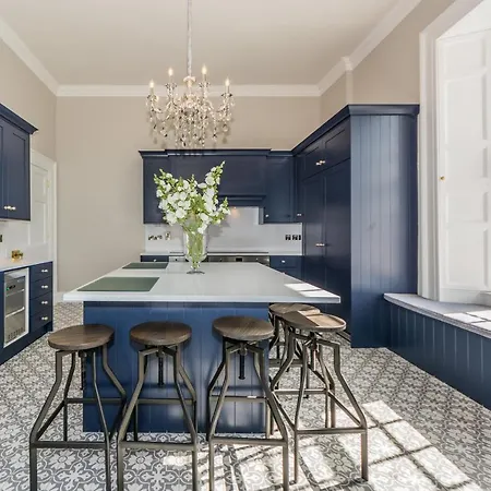 Ballywilliam House Kinsale,sleeps 32 Guests, 8 Mins To Town Hosted By Exquisite Homes بيت للعطل *