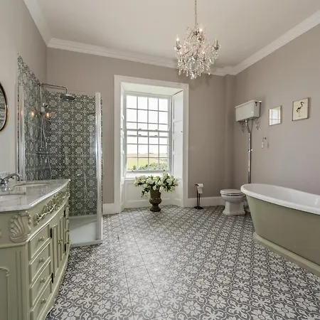 Ballywilliam House Kinsale,sleeps 32 Guests, 6 Bathrooms , 8 Minutes Drive To Town 度假居 金塞尔