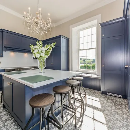 Ballywilliam House Kinsale,sleeps 32 Guests, 8 Mins To Town Hosted By Exquisite Homes بيت للعطل