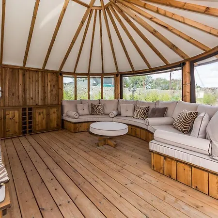 Ballywilliam House Kinsale,sleeps 32 Guests, 8 Mins To Town Hosted By Exquisite Homes بيت للعطل