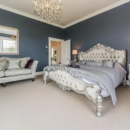 Ballywilliam House Kinsale,sleeps 32 Guests, 6 Bathrooms , 8 Minutes Drive To Town Vakantiehuis *