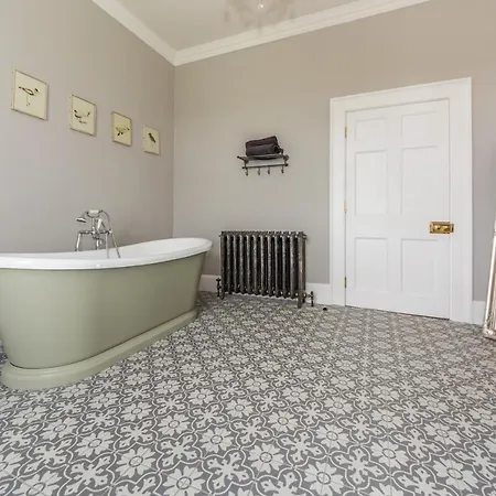 Ballywilliam House Kinsale,sleeps 32 Guests, 6 Bathrooms , 8 Minutes Drive To Town