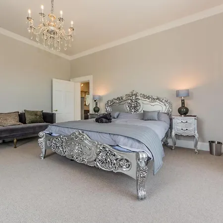 Ballywilliam House Kinsale,sleeps 32 Guests, 6 Bathrooms , 8 Minutes Drive To Town * Kinsale