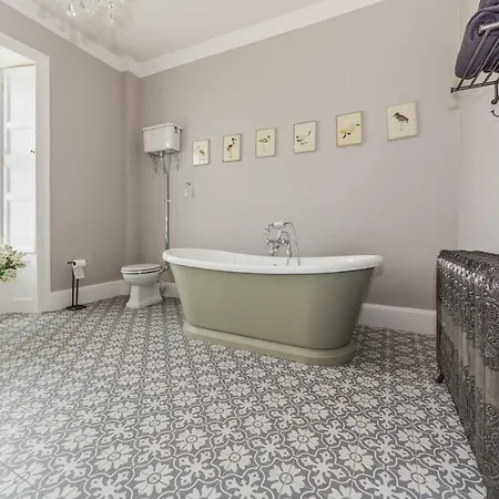 度假居 Ballywilliam House Kinsale,sleeps 32 Guests, 6 Bathrooms , 8 Minutes Drive To Town *