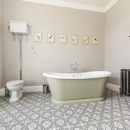 Ballywilliam House Kinsale,sleeps 32 Guests, 6 Bathrooms , 8 Minutes Drive To Town 度假居 金塞尔