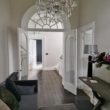 Ballywilliam House Kinsale,sleeps 32 Guests, 6 Bathrooms , 8 Minutes Drive To Town * 金塞尔