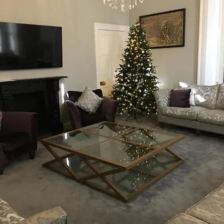 度假居 Ballywilliam House Kinsale,sleeps 32 Guests, 6 Bathrooms , 8 Minutes Drive To Town 金塞尔