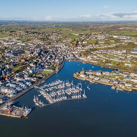 Ballywilliam House Kinsale,sleeps 32 Guests, 6 Bathrooms , 8 Minutes Drive To Town * 金塞尔