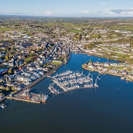 Ballywilliam House Kinsale,sleeps 32 Guests, 6 Bathrooms , 8 Minutes Drive To Town 金塞尔