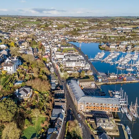 Ballywilliam House Kinsale,sleeps 32 Guests, 6 Bathrooms , 8 Minutes Drive To Town * 金塞尔