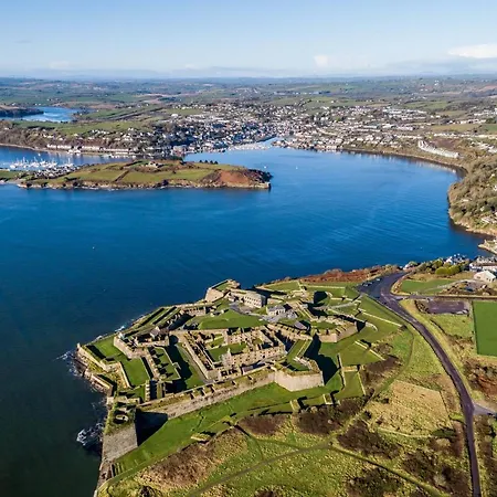Ballywilliam House Kinsale,sleeps 32 Guests, 6 Bathrooms , 8 Minutes Drive To Town 金塞尔